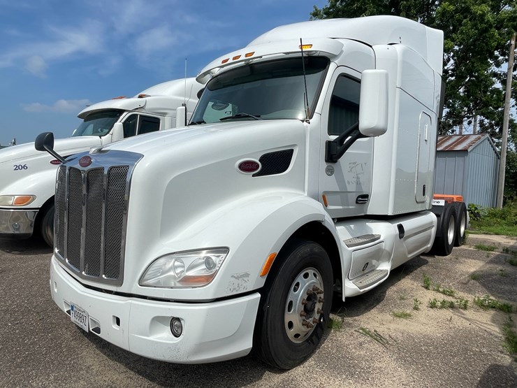2015-peterbilt-579-image-1