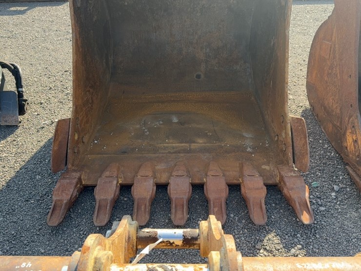 #2029-•-cat-60"-excavator-tooth-bucket-image-2
