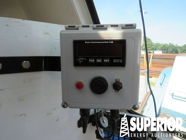 2004-freightliner-fl80-image-21