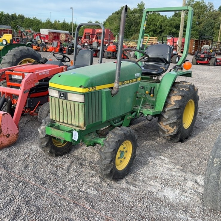 JOHN DEERE 770