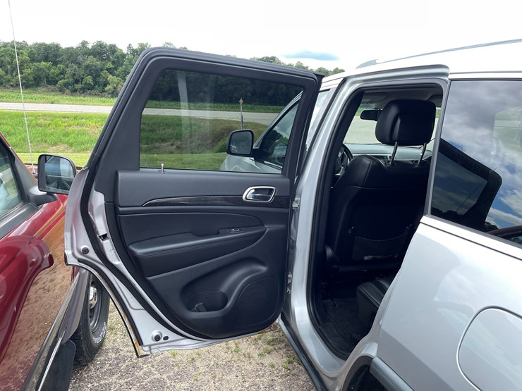 2011-jeep-grand-cherokee-laredo-image-23
