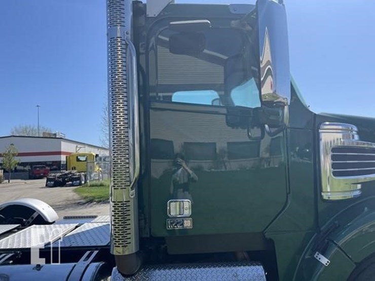 2015-freightliner-coronado-122-image-6
