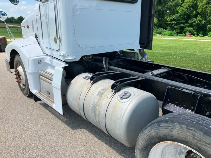 1999-peterbilt-377-image-4