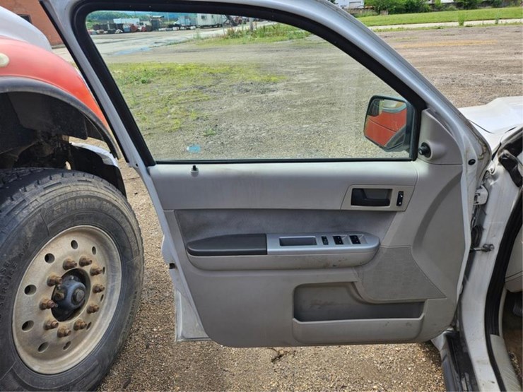 2011-ford-escape-image-13