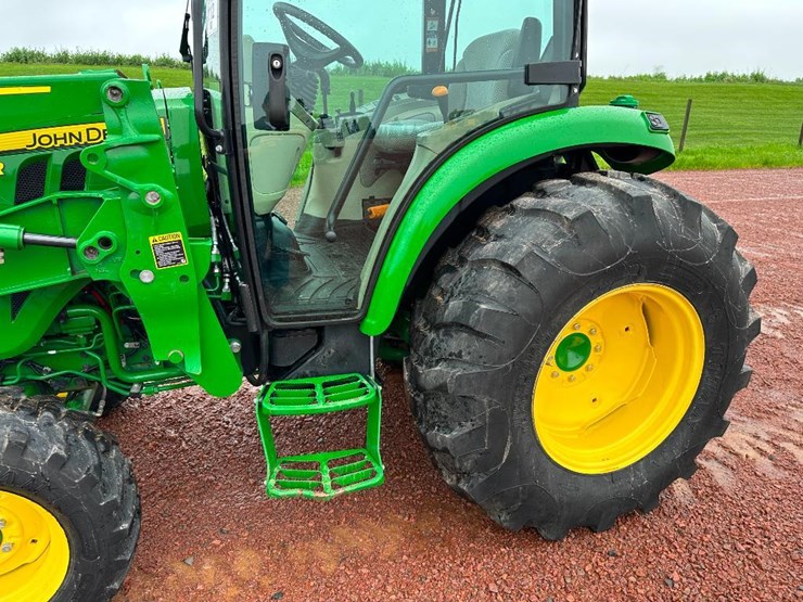 2018-john-deere-4052r-image-17
