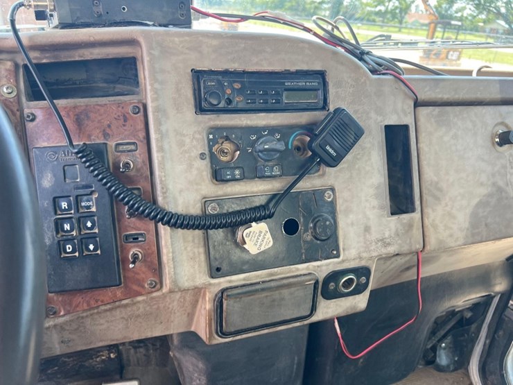 2003-peterbilt-330-image-31