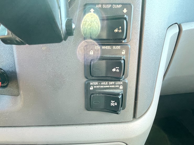 2015-peterbilt-579-image-34