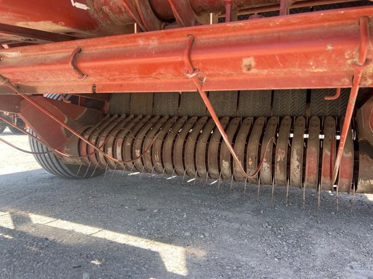 hesston-560-image-3
