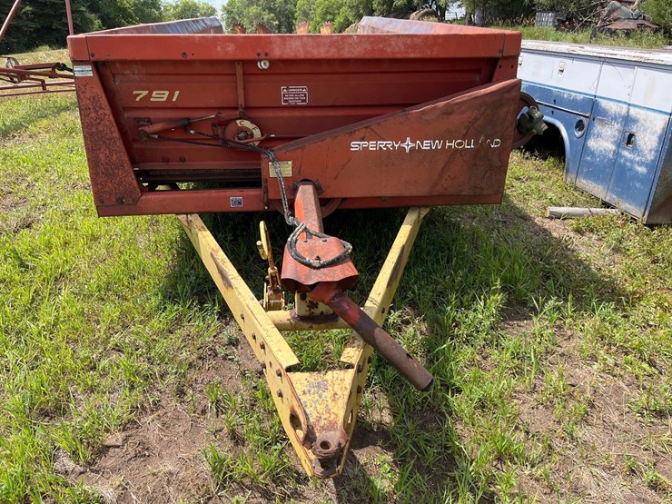new-holland-791-image-2