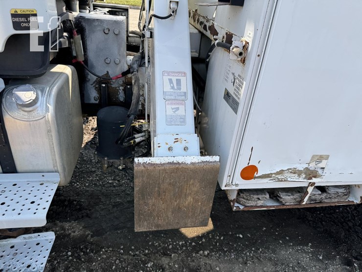 2005-freightliner-business-class-m2-106-image-17