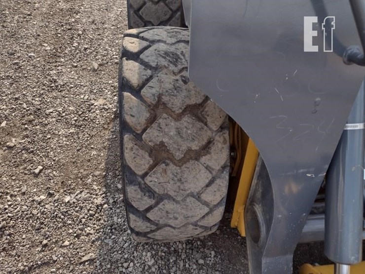 2020-deere-324g-image-22