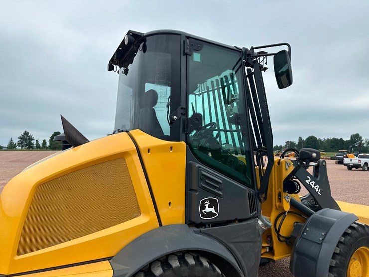 2019-deere-244l-image-21