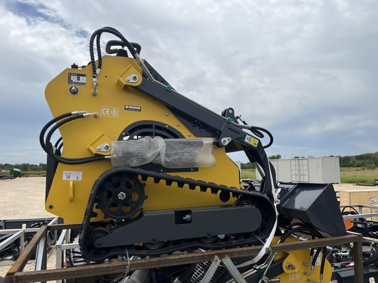 land-hero-mini-skid-steer-image-6