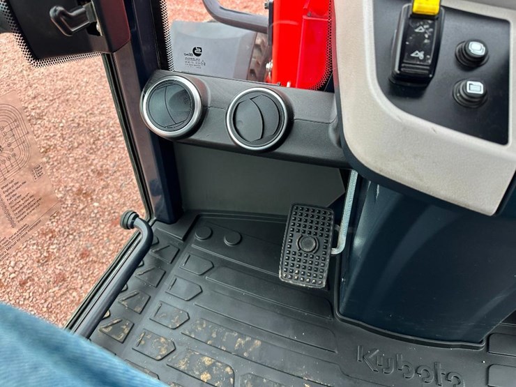 2021-kubota-r640-image-57