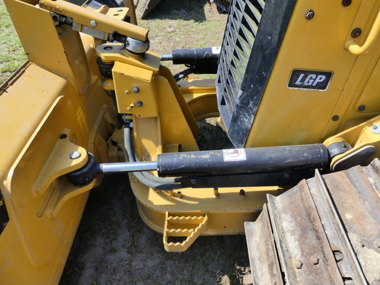 2020-caterpillar-d1-image-10