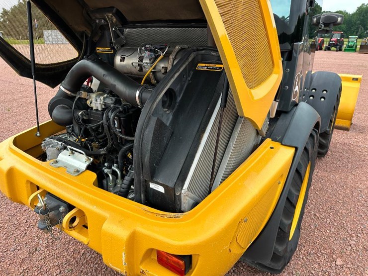 2017-deere-304l-image-46