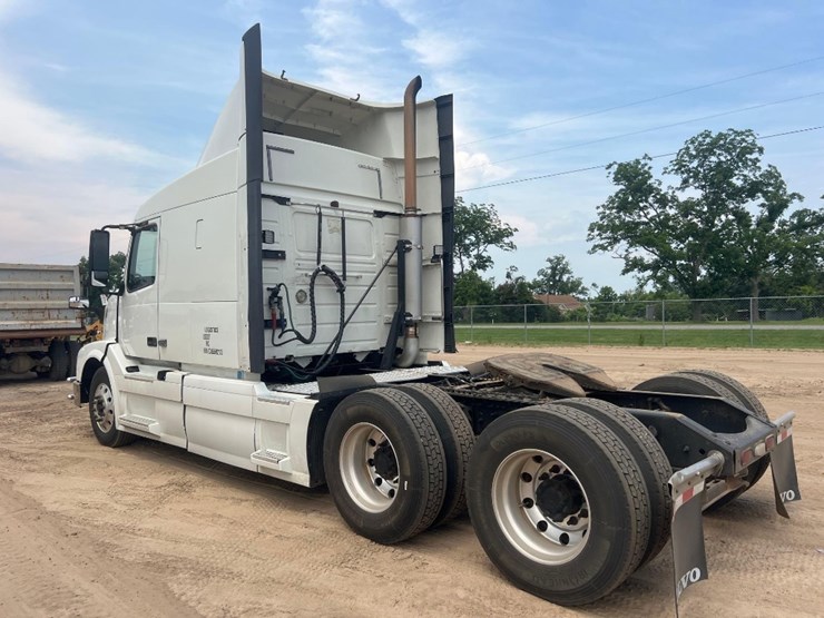 2012-volvo-dbl-sleeper-road-tractor-image-2