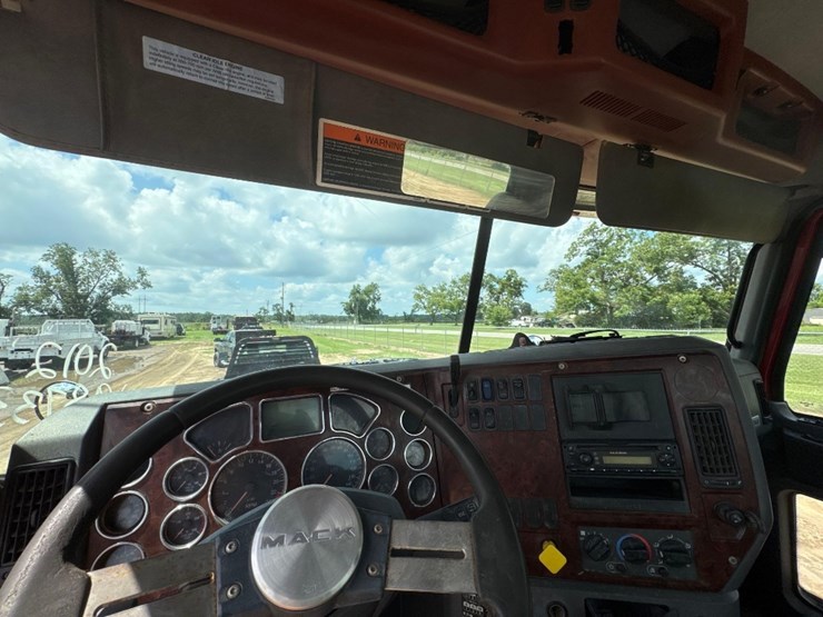 2012-mack-chu613-day-cab-flat-top-road-tractor-image-26