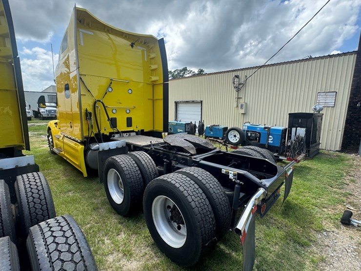 2023-peterbilt-579-image-4