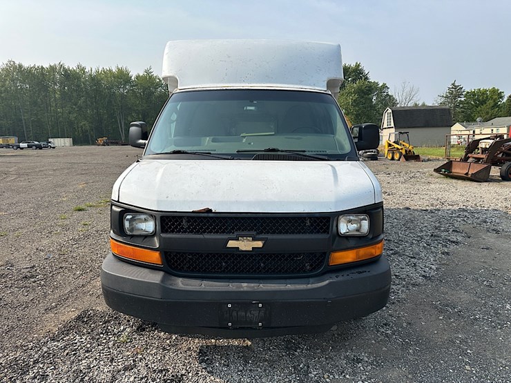 2015-chevrolet-express-box-van-image-2