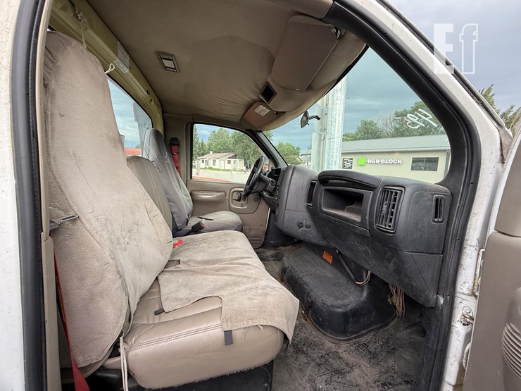 2004-gmc-5500-image-20