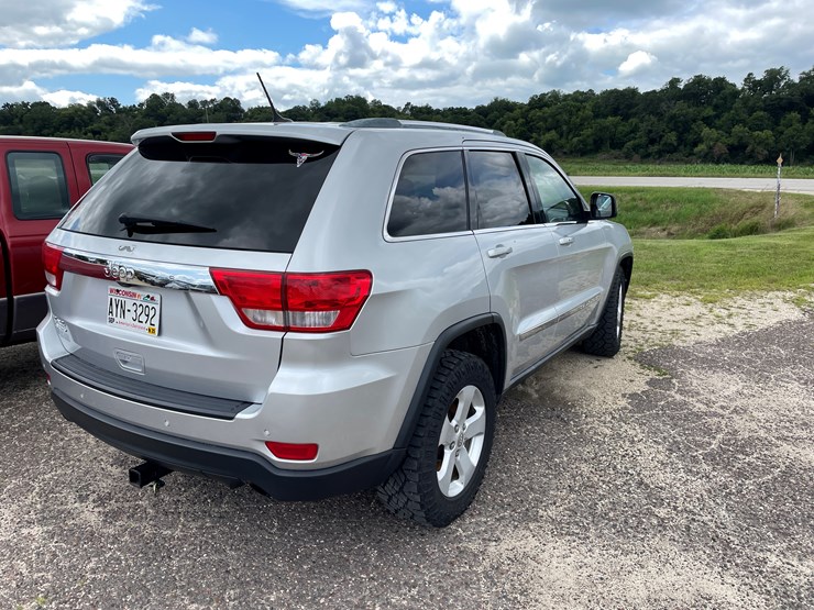 2011-jeep-grand-cherokee-laredo-image-5