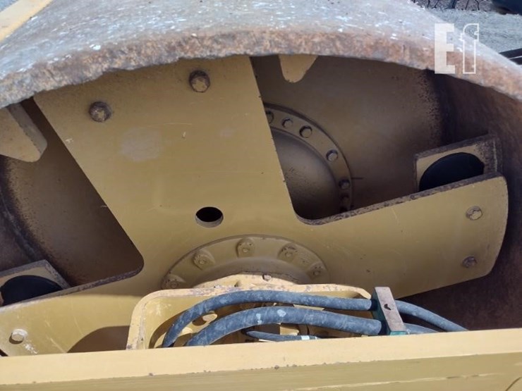 2015-caterpillar-cs56b-image-18