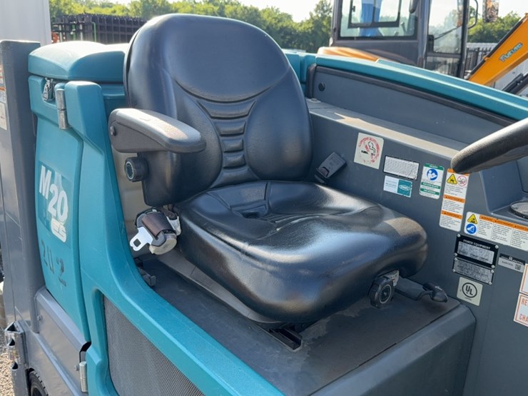 #2036-•-tennant-m20es-floor-scrubber-image-5