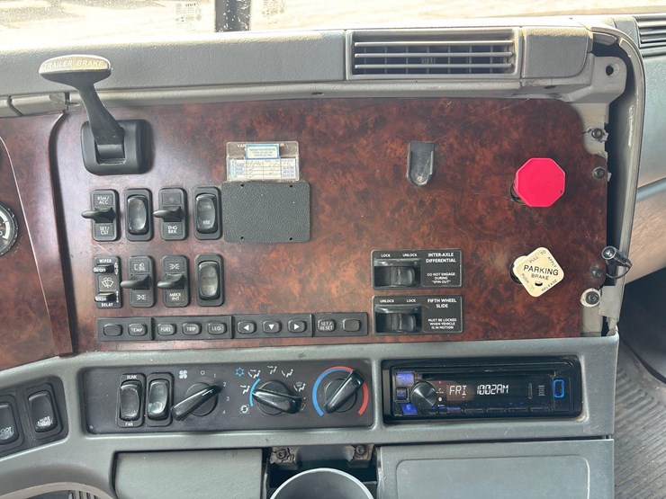 2001-freightliner-truck-tractor-image-27