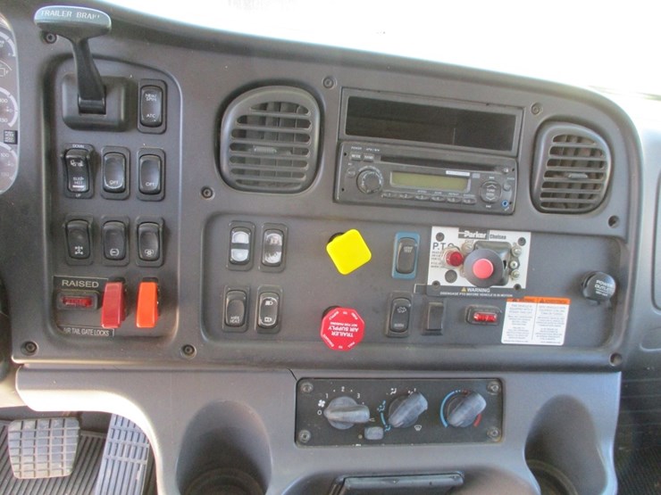 2014-freightliner-114sd-image-9