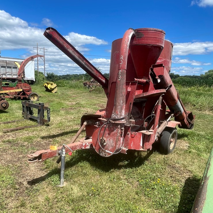 #1078 • Brady 650 Feed Grinder Mixer