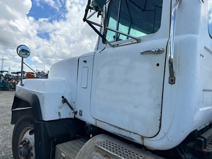 1999-mack-rd688s-image-35