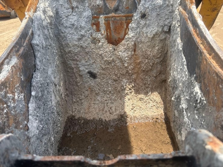 2019-caterpillar-440-image-18