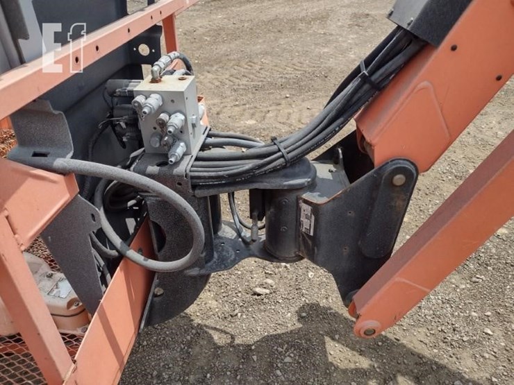 2015-jlg-740aj-image-22