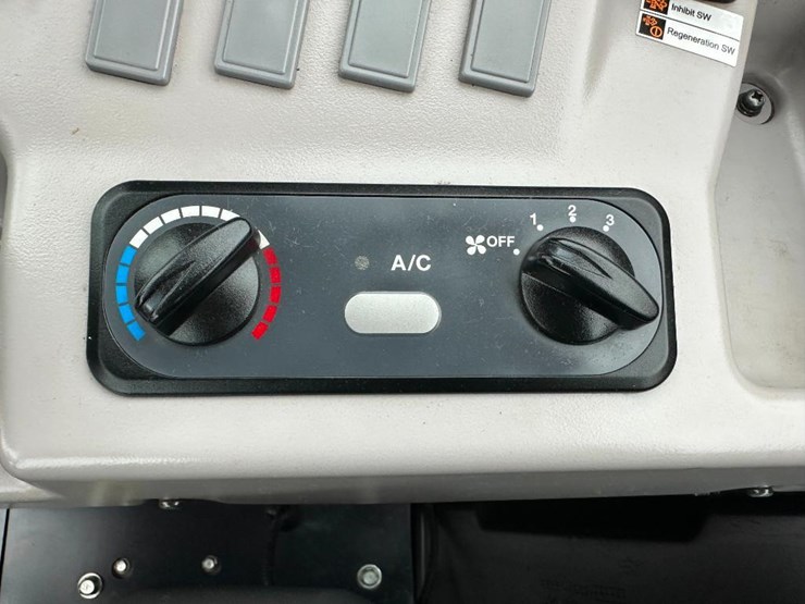 2021-kubota-r640-image-48