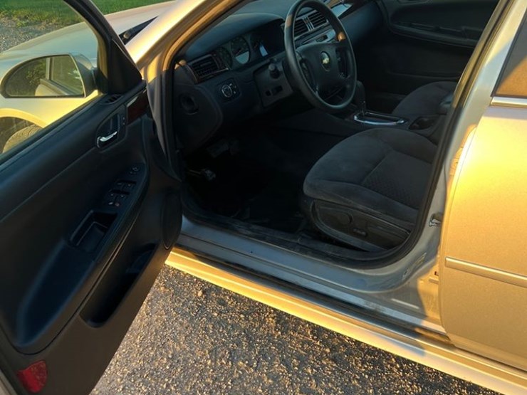2011-chevrolet-impala-sedan-(np6086)-image-12