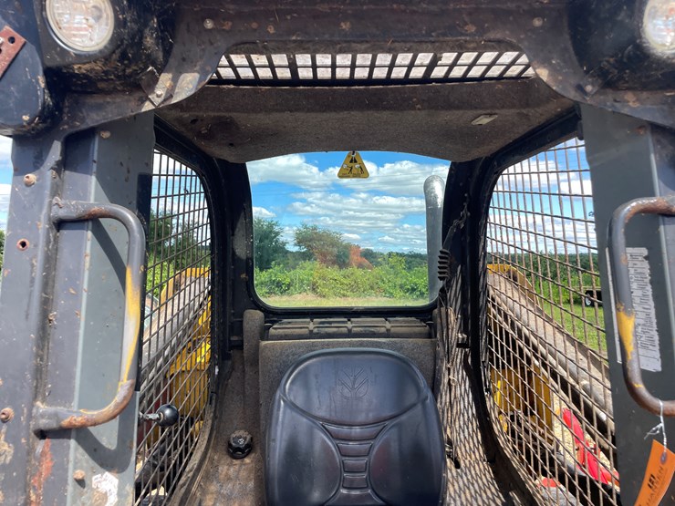 new-holland-l215-image-9