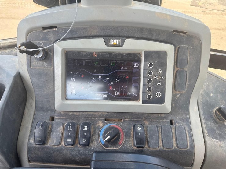 2019-caterpillar-440-image-32