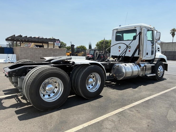 2018-mack-pinnacle-truck-tractor-image-3