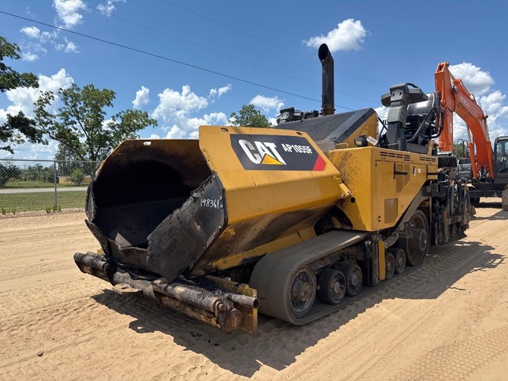2015-caterpillar-ap-1055f-image-2