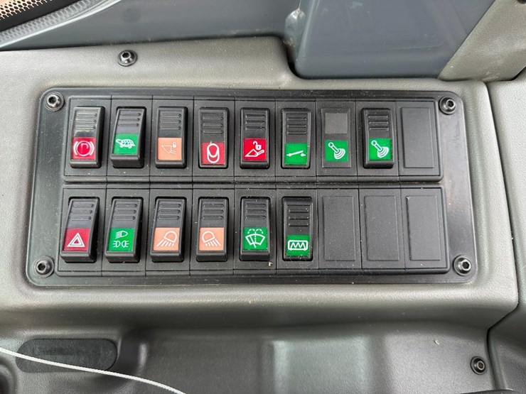 2017-deere-304l-image-63