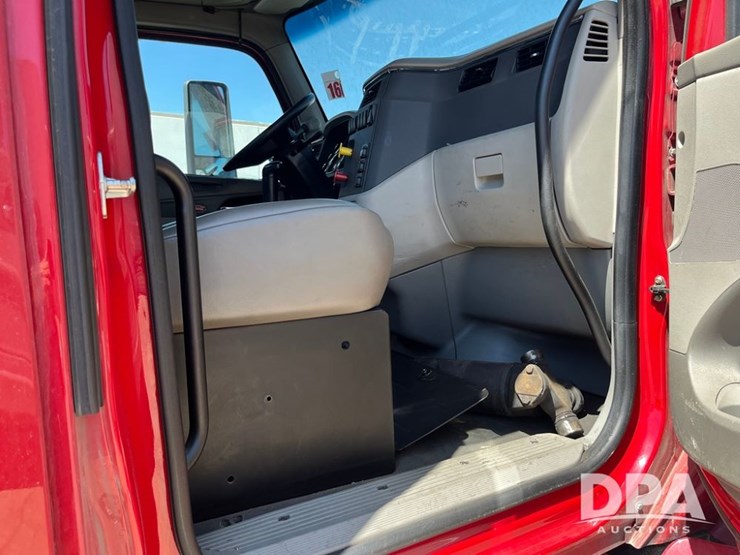 2018-peterbilt-579-image-18
