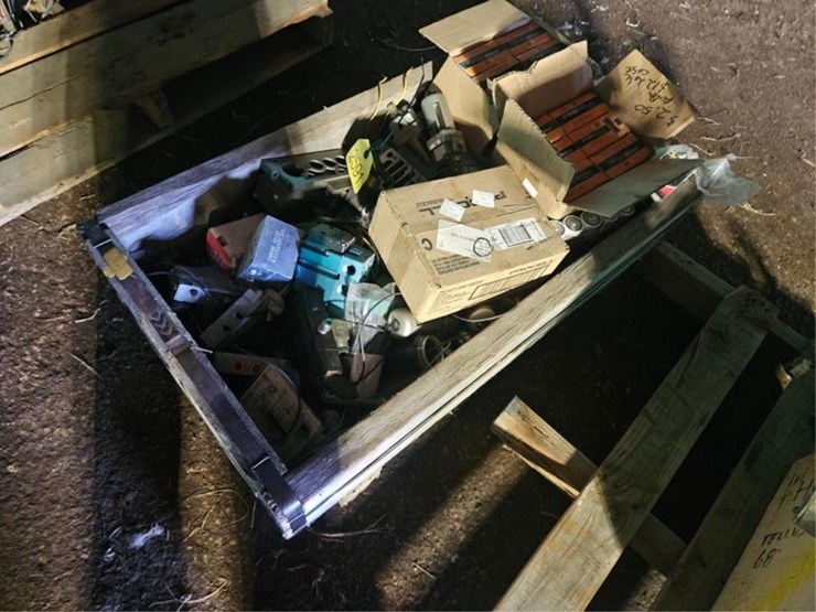 #2591-•-pallet-valves,-batteries,-misc-image-3