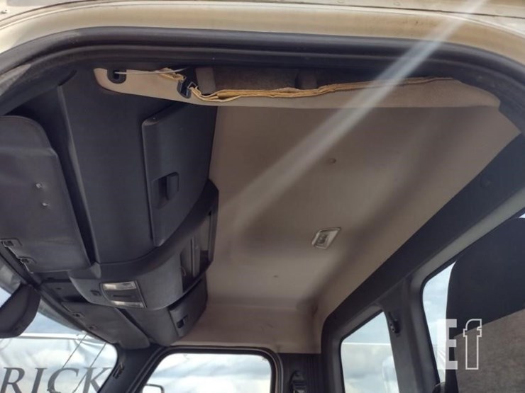 2018-freightliner-cascadia-126-image-12