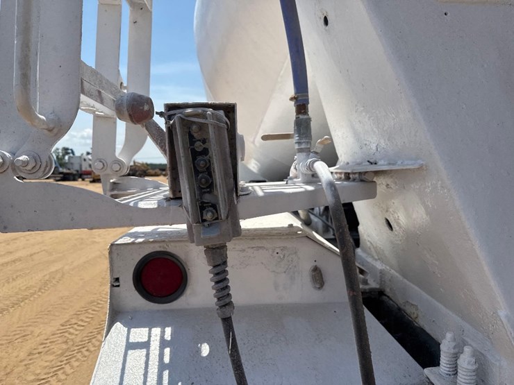 2015-peterbilt-class-8-cement-mixer-truck-image-17