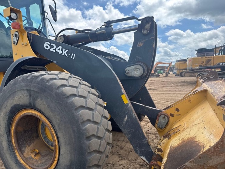2017-deere-624k-image-15