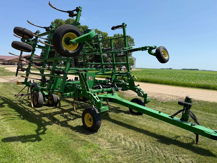 2011-john-deere-2410-image-3