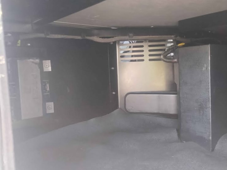 2021-peterbilt-567-image-13