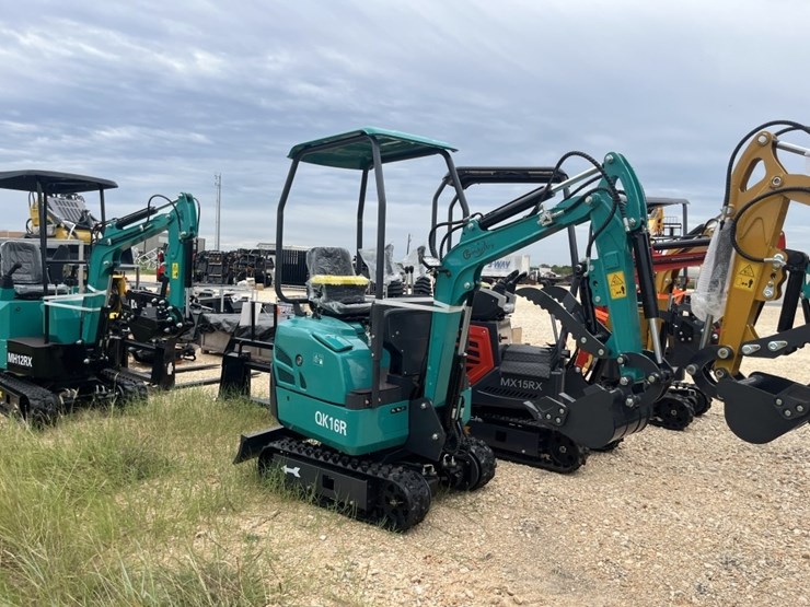 cfg-qk16r-mini-excavator-image-1