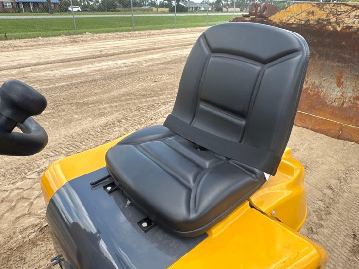 2024-agt-industrial-hr-230-3-wheel-loader-image-15